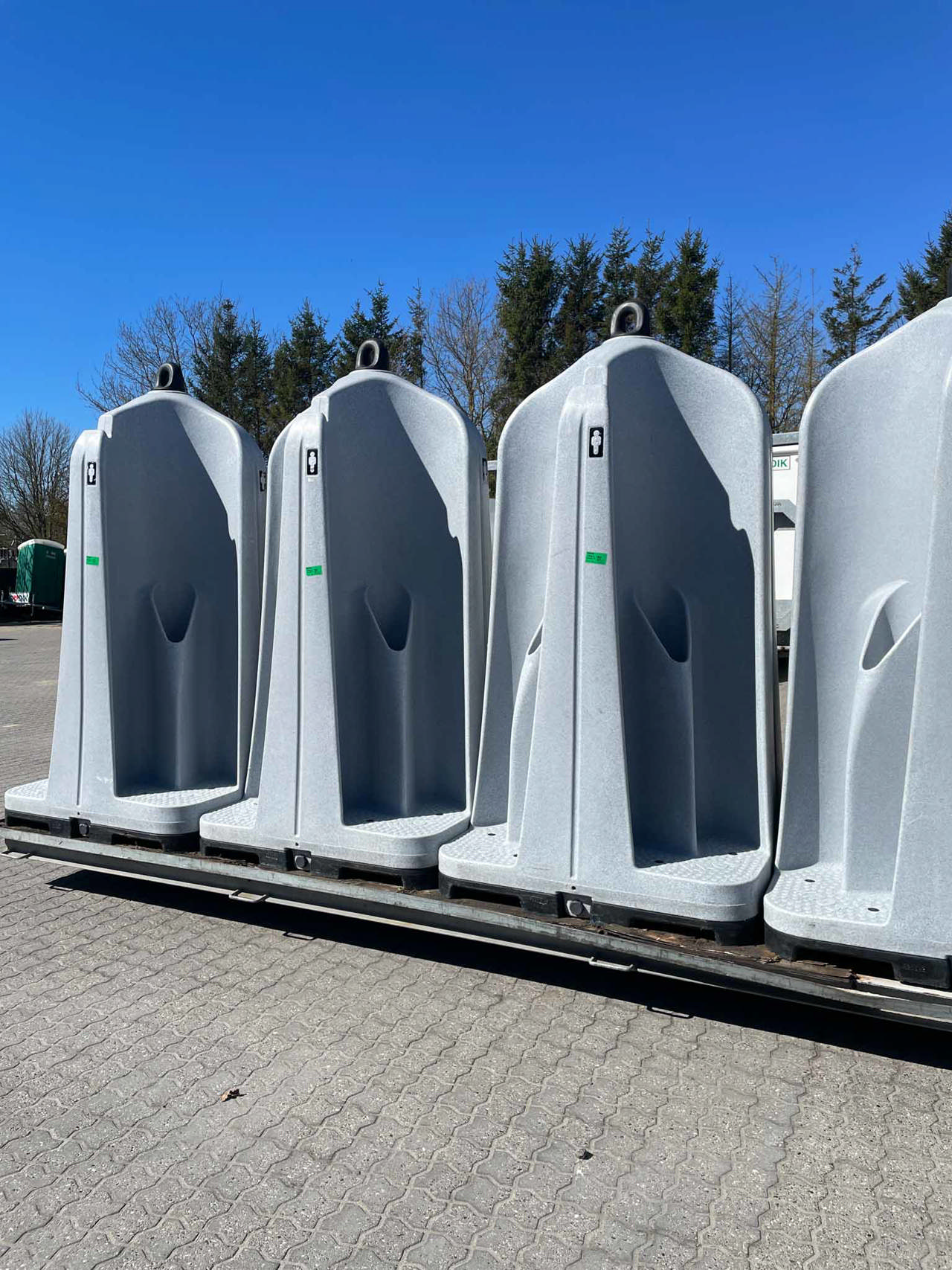 Urinaler for 4 personer.