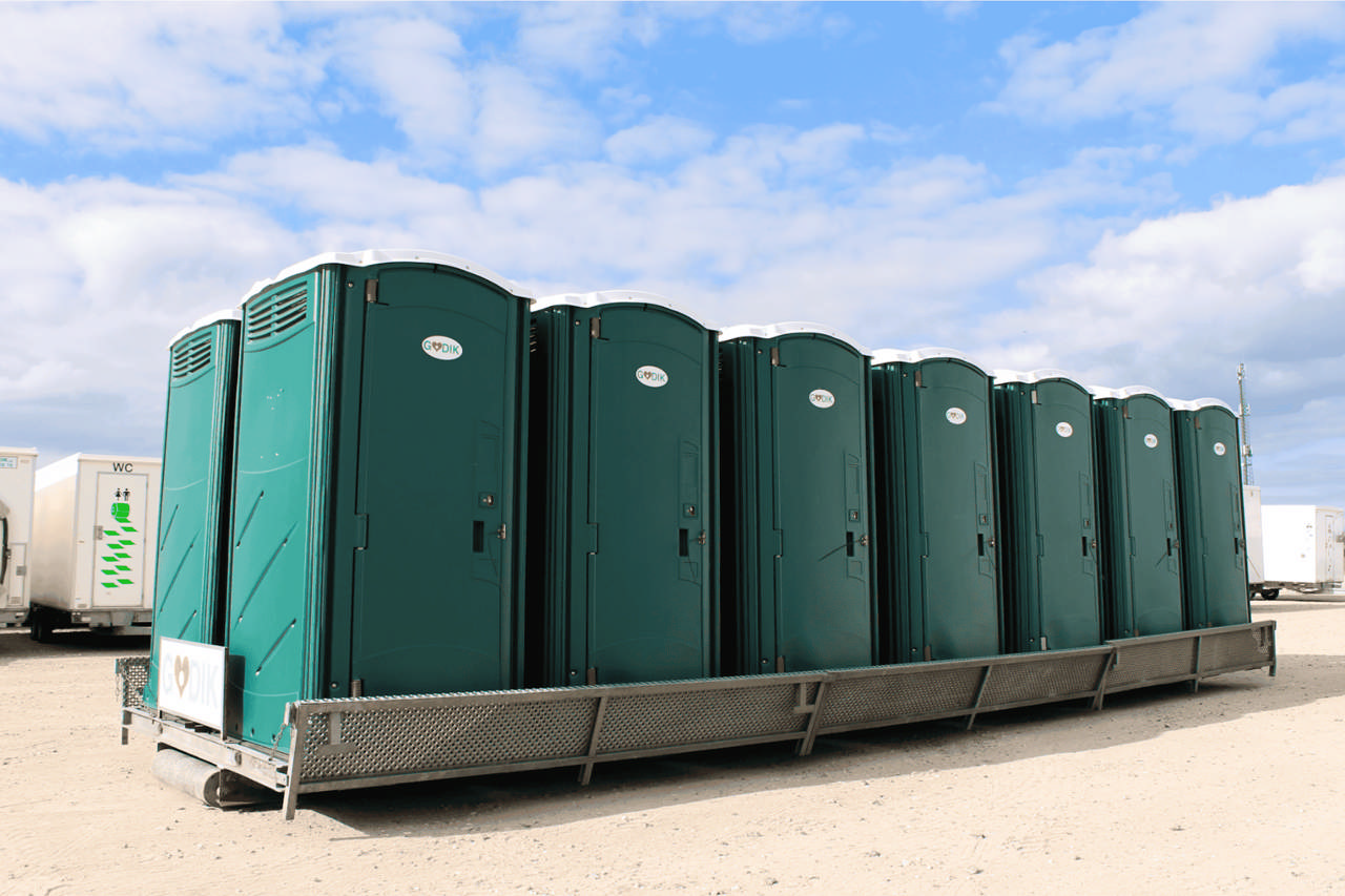 Lad med 14 toalettkabiner