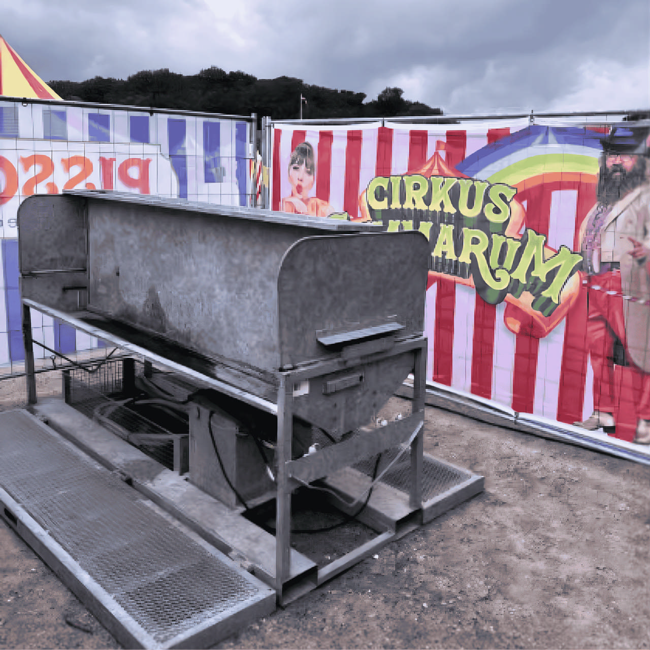Urinal med avløpspumpe for 8 personer
