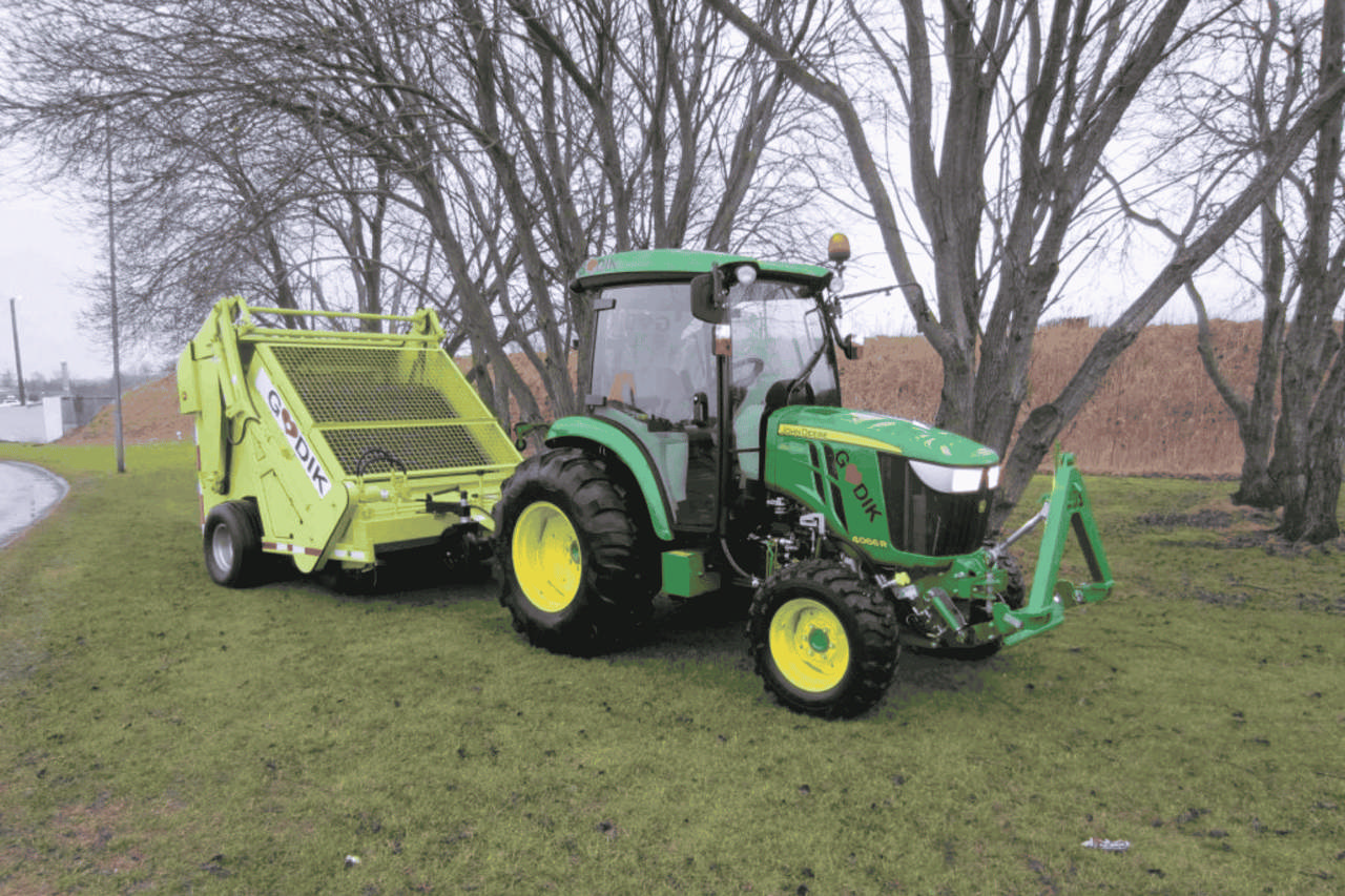 Avfallssamler med traktor