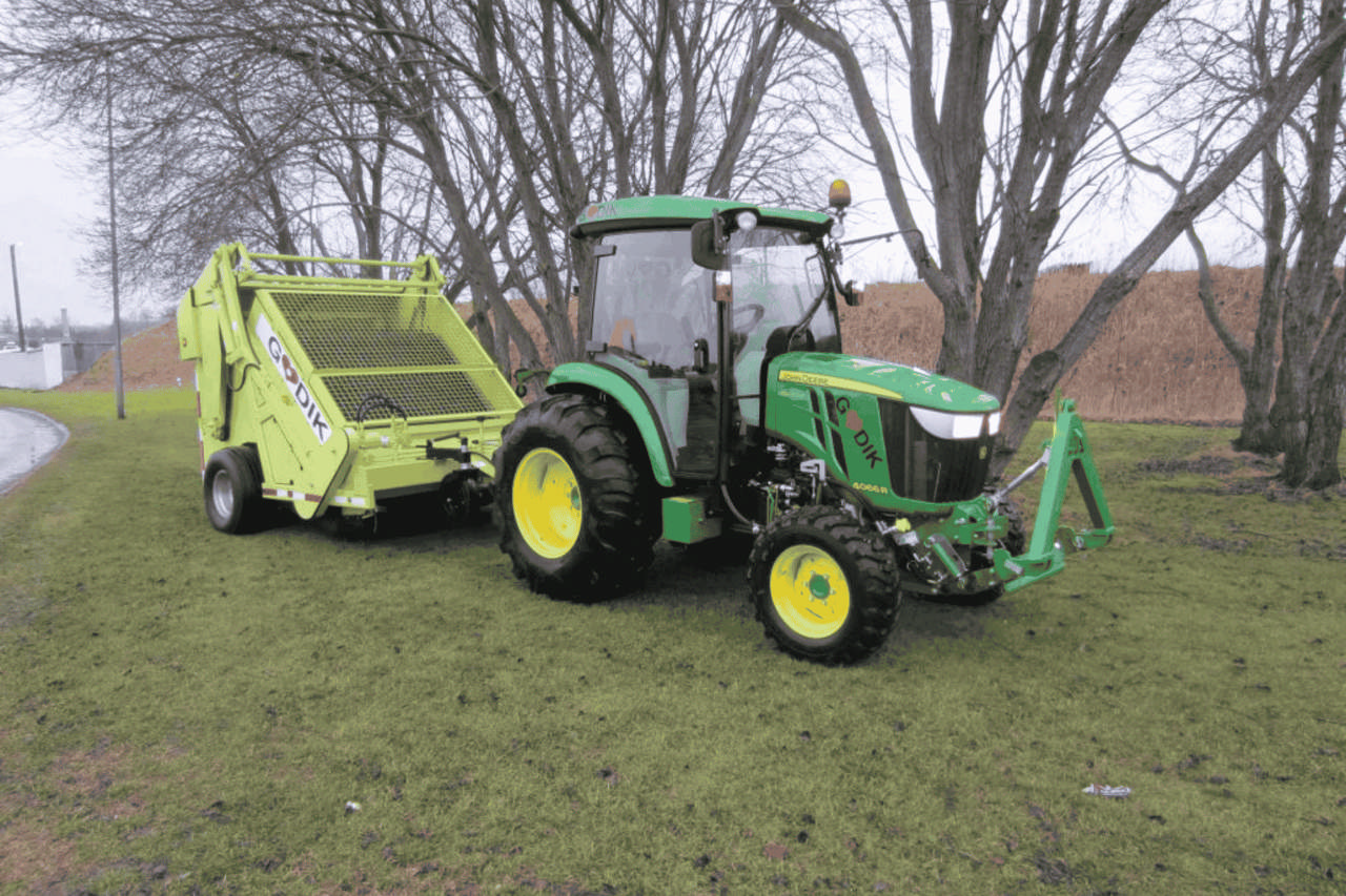 Traktor med avfallssamler