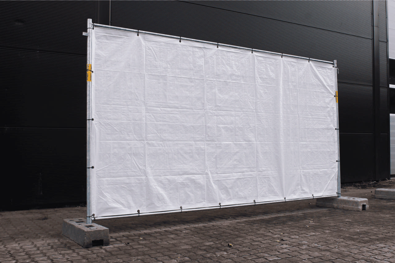 Høyt gjerde med hvit gjerdeduk 1 pall