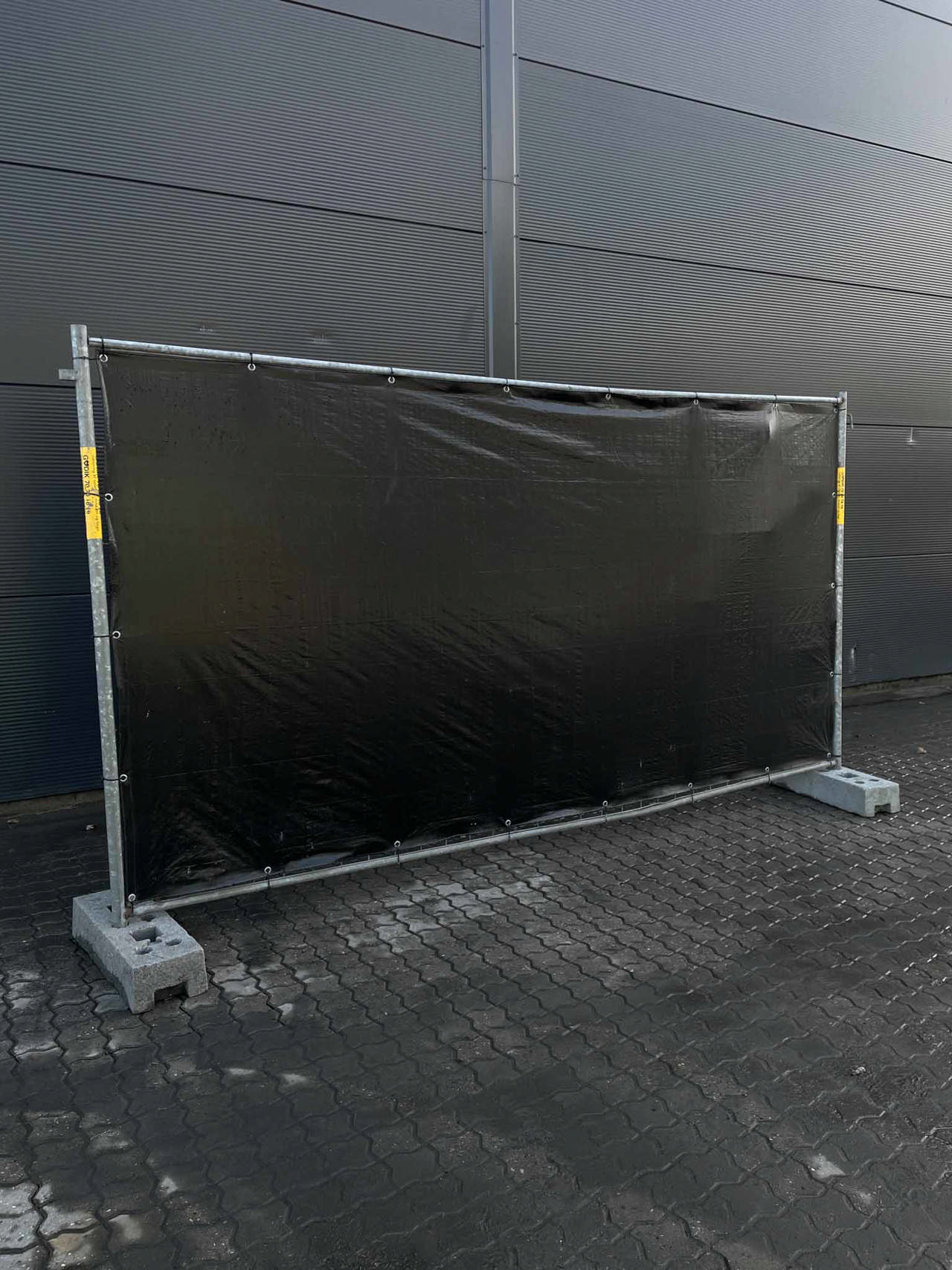 Høyt gjerde med svart gjerdeduk 1 pall = 105 m